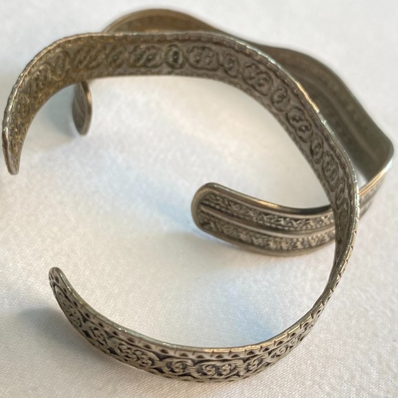 Two Wavy Cuff Bracelets Tarnished Silver Tone Ornate Etchings - Picture 5 of 10